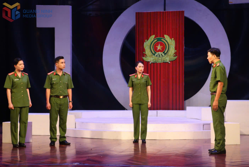 Thu Thủy trong vai diễn Thiếu úy Thu Thủy (vở kịch “Nắng trong mắt bão”) tại Liên hoan nghệ thuật sân khấu chuyên nghiệp toàn quốc về “Hình tượng người chiến sĩ Công an nhân dân” lần thứ V năm 2025.