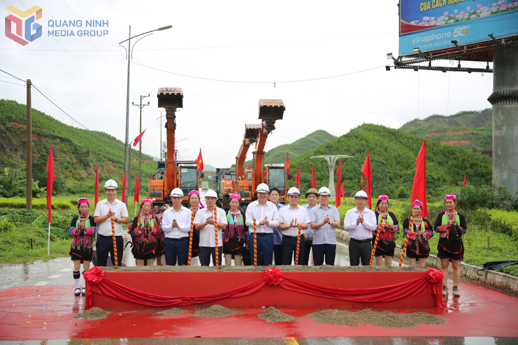 Đại biểu cùng nhân dân thực hiện nghi thức động thổ Dự án cải tạo, nâng cấp đường tỉnh 330.