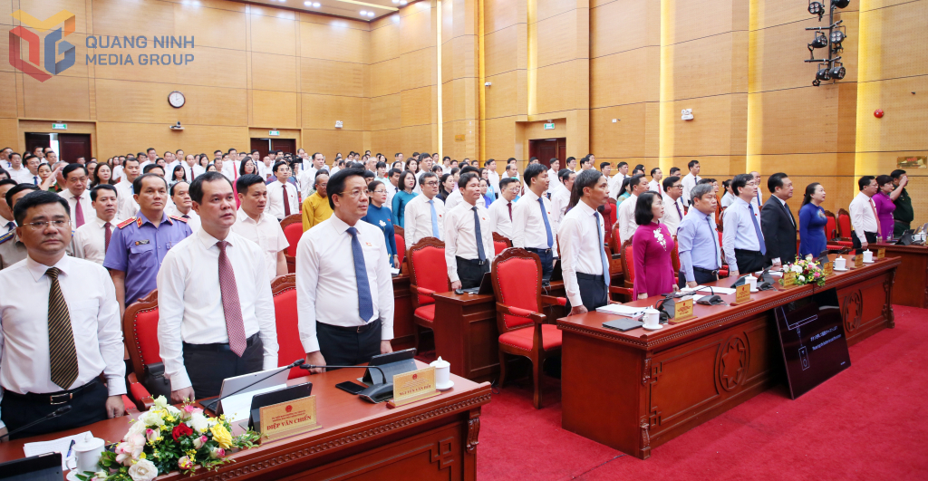 Các đại biểu thực hiện nghi thức chào cờ.