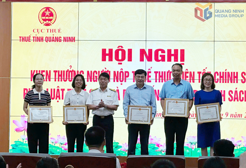 Lãnh đạo Thuế tỉnh Quảng Ninh trao tặng giấy khen cho các doanh nghiệp tiêu biểu.