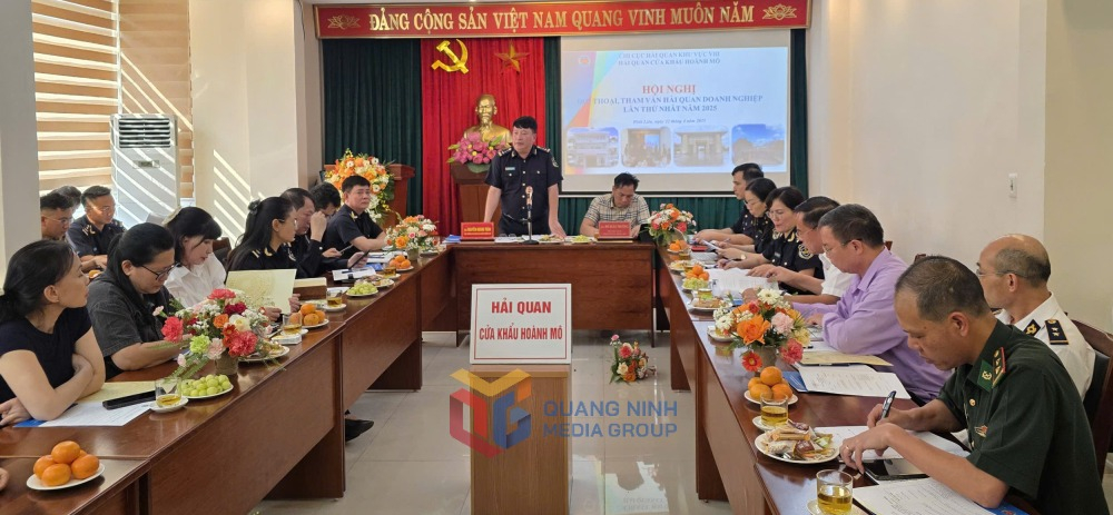 Hải quan Hoành Mô tham vấn, đối thoại với 25 doanh nghiệp có hoạt động xuất nhập khẩu thường xuyên qua địa bàn, tháng 4/2025. (Ảnh do đơn vị cung cấp)
