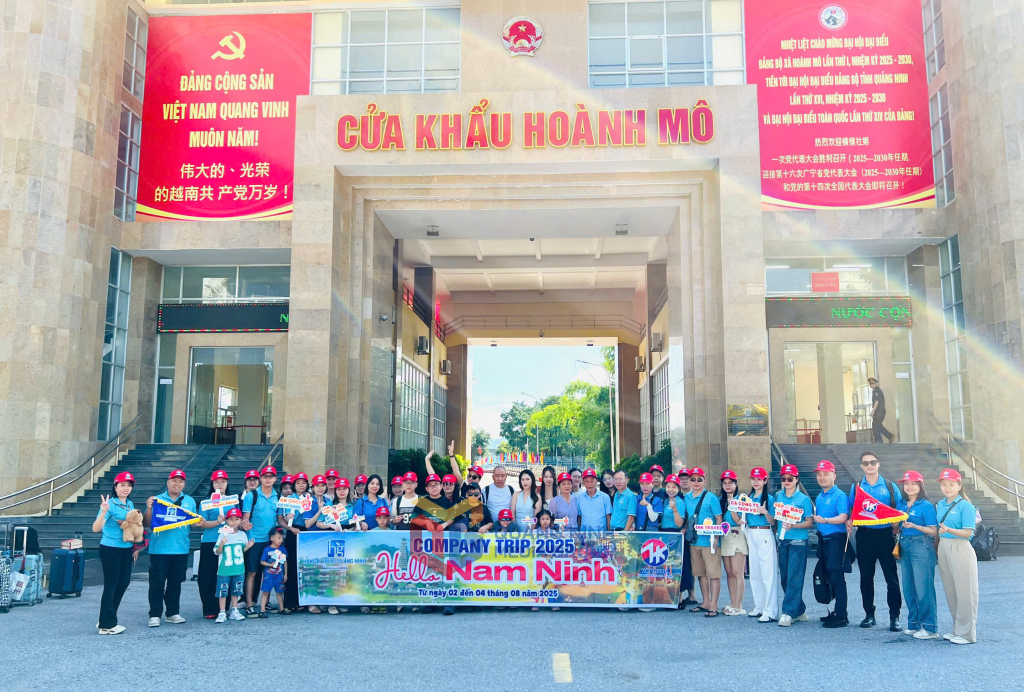 Đoàn khách đầu tiên du lịch qua cặp cửa khẩu Hoành Mô-Động Trungchụp hình lưu niệm tại Cửa khẩu Hoành Mô, tháng 8/2025. Ảnh: Hoàng Quỳnh
