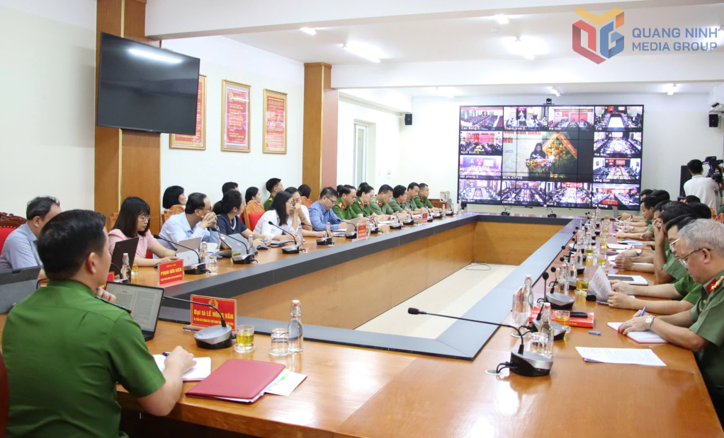Các đại biểu lắng nghe các ý kiến tham gia hội thảo, từ màn hình trực tuyến.