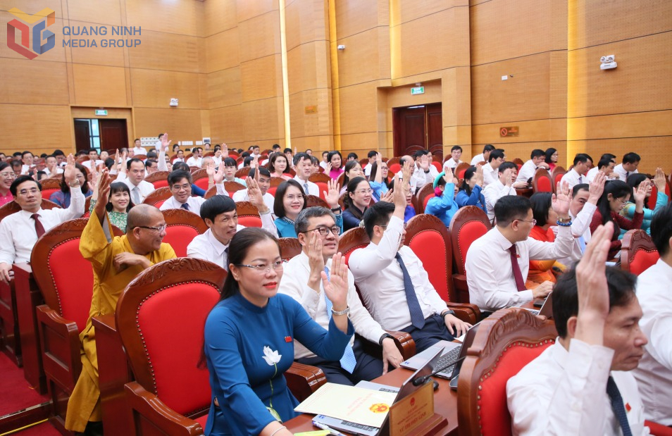 Các đại biểu biểu quyết thông qua Nghị quyết tại kỳ họp.