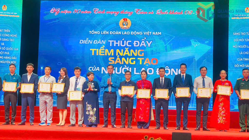 Bác sĩ Trình Thị Vân Anh (thứ 6, từ phải sang) vinh dự được nhận Bằng Lao động sáng tạo của Tổng LĐLĐ Việt Nam.