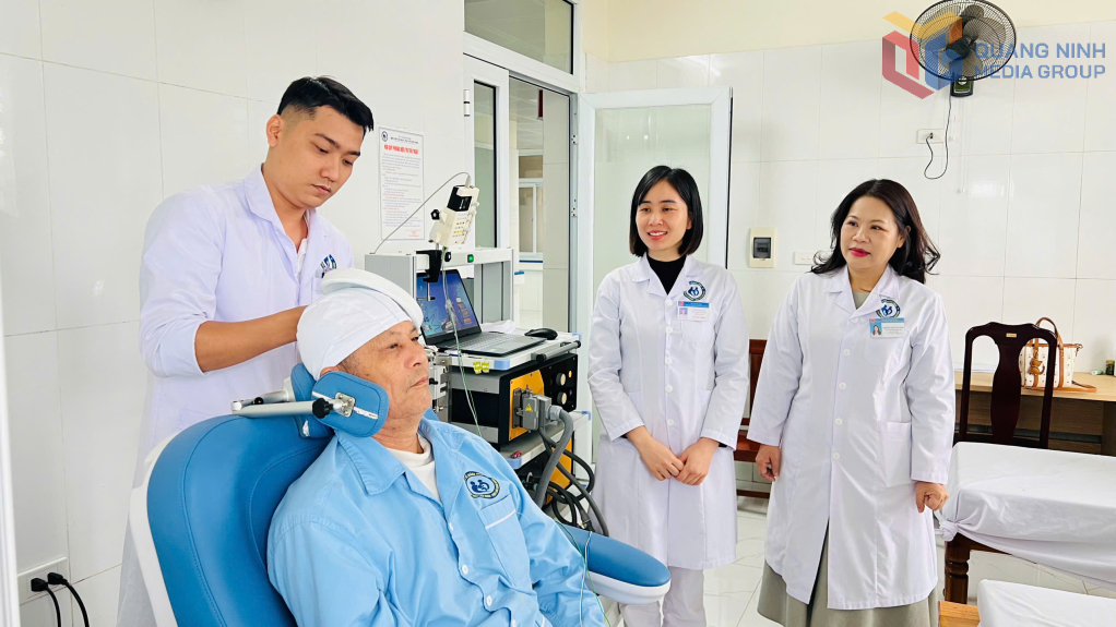 Bác sĩ Trình Thị Vân Anh cùng các đồng nghiệp