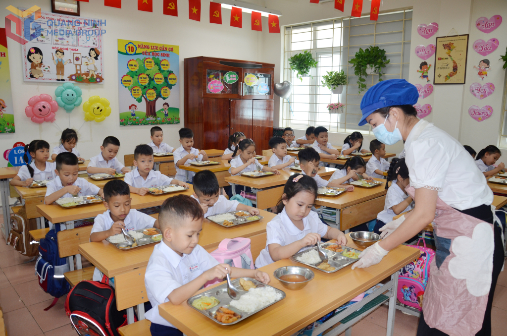Bữa ăn bán trú của Trường Tiểu học Hạ Long.