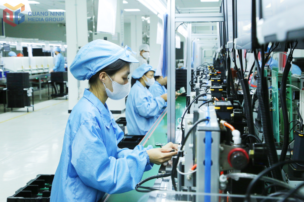 Đội ngũ công nhân vận hành hệ thống sản xuất tại Nhà máy sản xuất loa, tai nghe và thiết bị điện tử thông minh, Công ty TNHH Kỹ thuật điện tử Tonly Việt Nam.