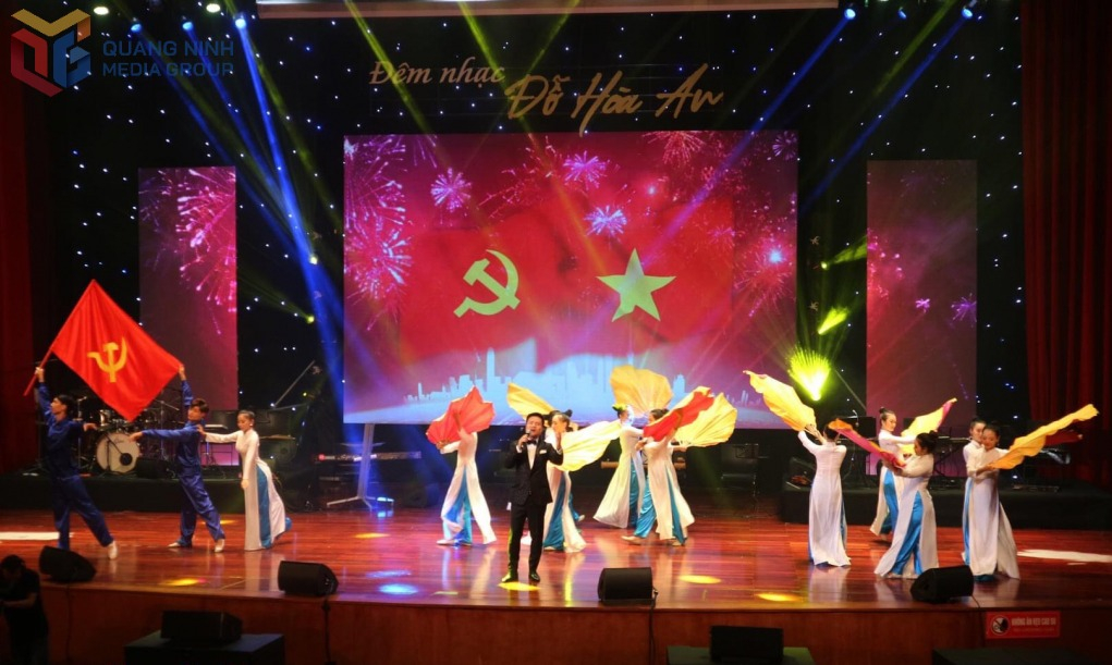 Ca sĩ Hoàng Tùng thể hiện ca khúc trong đêm nhạc Đỗ Hòa An.