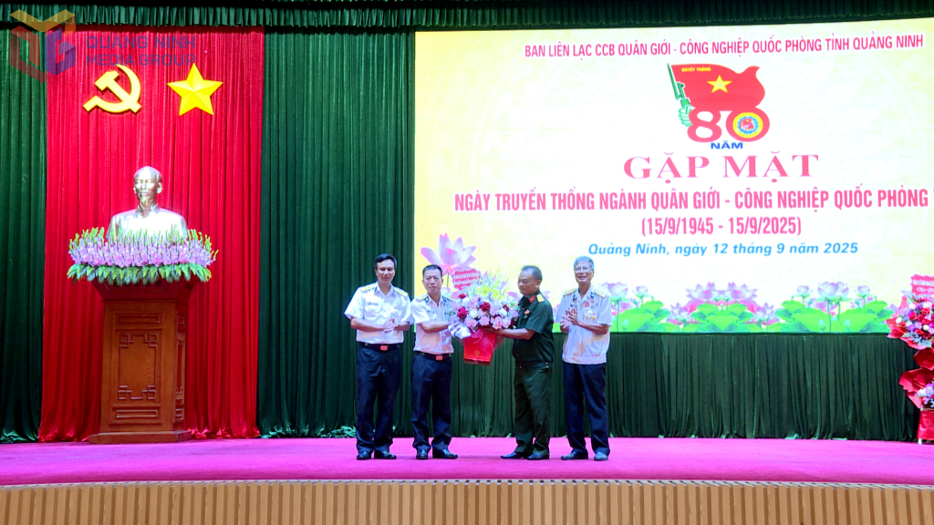 Đại diện Nhà máy X48 (Cục Kỹ thuật Hải quân) tặng hoa chúc mừng đại diện Ban liên lạc cựu chiến binh Quân giới – Công nghiệp quốc phòng tỉnh Quảng Ninh.