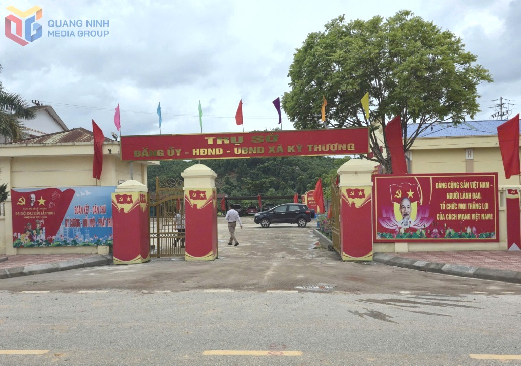 Những ngày này, trụ sở làm việc của xã Kỳ Thượng được trang trí rực rỡ hơn.