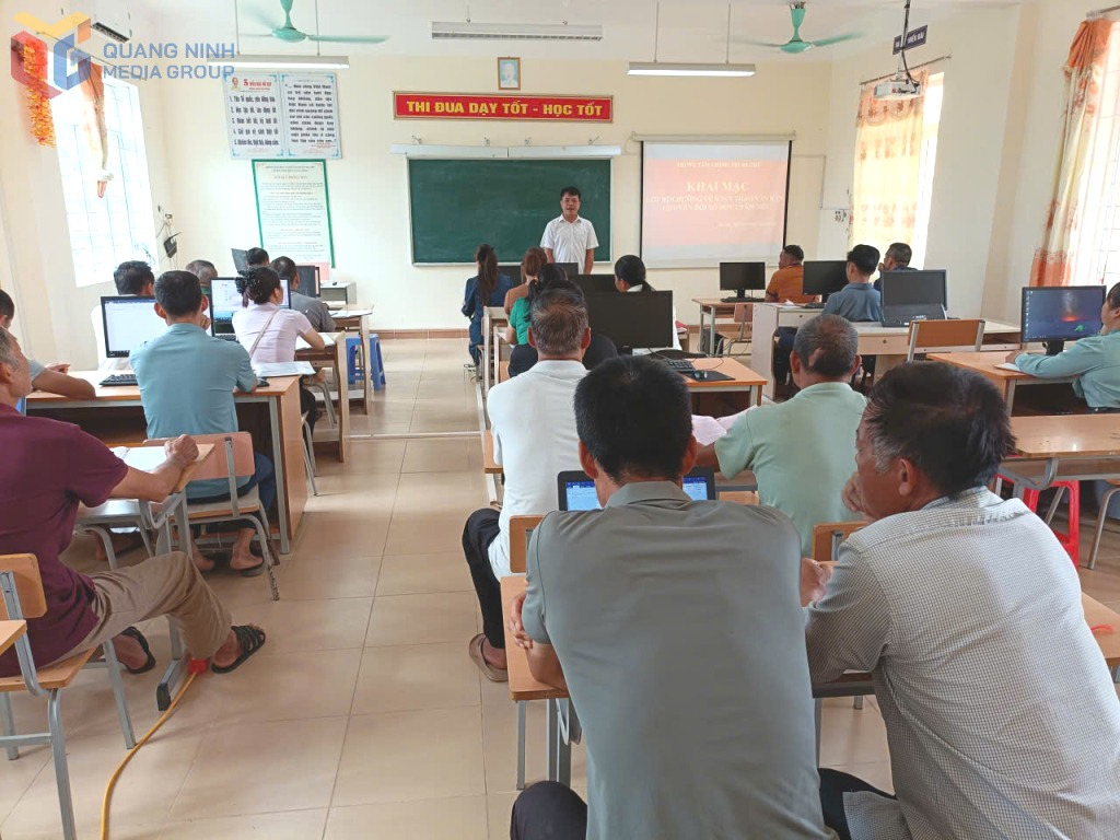 Một lớp bồi dưỡng kết nạp Đảng của Trung tâm Chính trị Ba Chẽ.