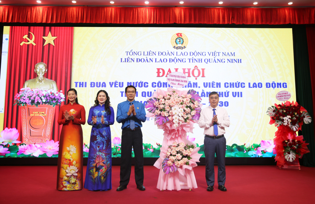 Đồng chí Nguyễn Chí Thành, Phó Chủ tịch Thường trực Ủy ban MTTQ tỉnh tặng hoa chúc mừng đại hội.
