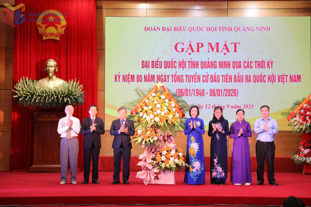 Phó Chủ tịch Quốc hội Nguyễn Thị Thanh tặng hoa chúc mừng Đoàn ĐBQH tỉnh Quảng Ninh qua các thời kỳ.