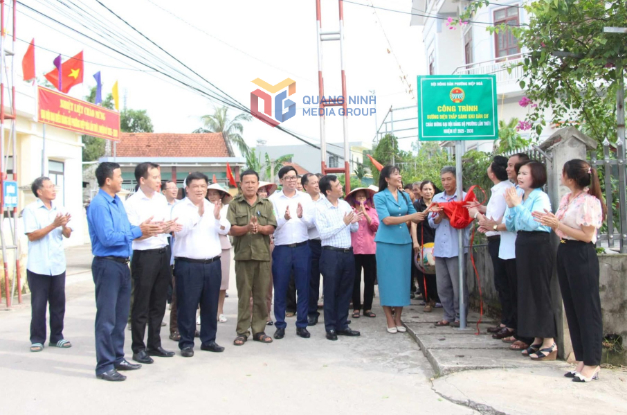 Hội nông dân phường Hiệp Hòa gắn biển công trình đường điện thắp sáng khu dân cư thôn 11, 12, công trình chào mừng đại hội đảng bộ các cấp.