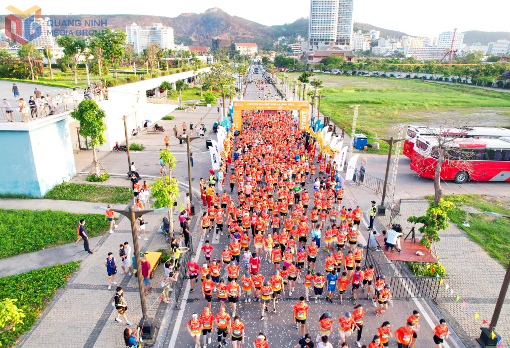 Giải VnExpress Marathon Hạ Long 2025 thu hút hơn 10.000 VĐV trong nước và quốc tế tham gia chinh phục đường chạy ven biển.