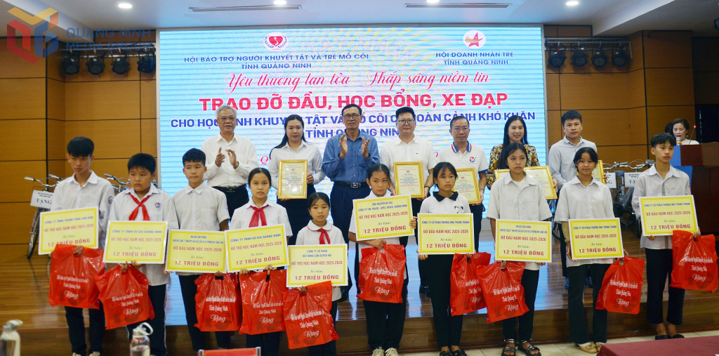 Lãnh đạo Hội Bảo trợ NKT-TMC tỉnh, Sở Y tế, Hội Doanh nhân trẻ tỉnh cùng các nhà hảo tâm trao hỗ trợ cho học sinh mồ côi, học sinh khuyết tật có hoàn cảnh khó khăn.