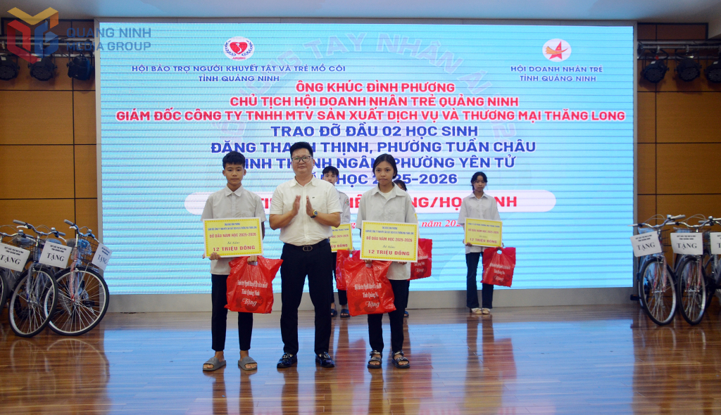 Chủ tịch Hội Doanh nhân trẻ tỉnh Quảng Ninh Khúc Đình Phương trao đỡ đầu cho các học sinh mồ côi, học sinh khuyết tật có hoàn cảnh khó khăn.