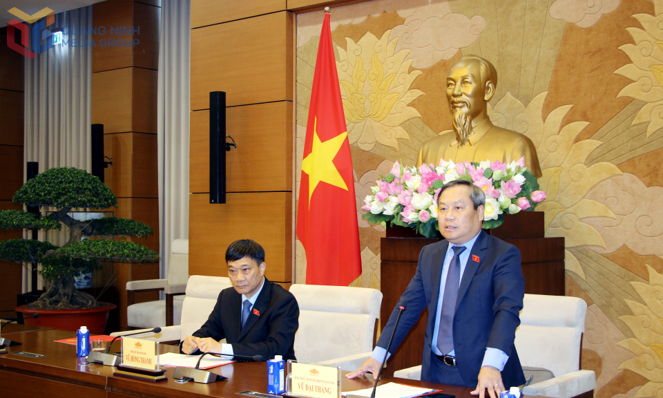 Đồng chí Vũ Đại Thắng, Ủy viên Trung ương Đảng, Bí thư Tỉnh ủy, Trưởng Đoàn ĐBQH tỉnh, phát biểu tại buổi gặp mặt.