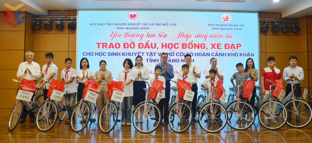 Lãnh đạo Sở Y tế và Hội bảo trợ NKT-TMC tỉnh trao học bổng 