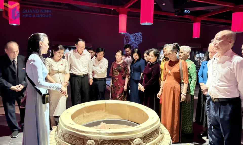 Các đại biểu tham quan Tòa nhà Quốc hội.