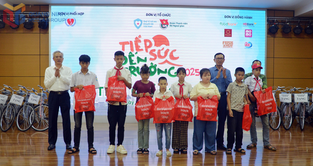 Sở Y tế và Hội Bảo trợ NKT-TMC tỉnh trao học bổng và tặng quà cho các em học sinh mồ côi, học sinh khuyết tật có hoàn cảnh khó khăn trên địa bàn tỉnh.