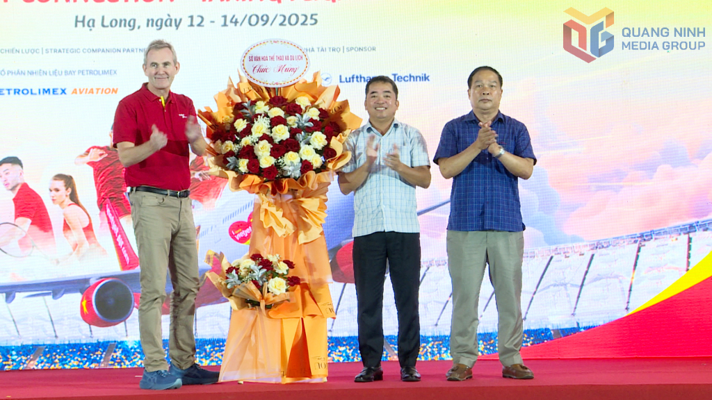 Lãnh đạo Sở Văn hoá, Thể thao và Du lịch tặng hoa chúc mừng.