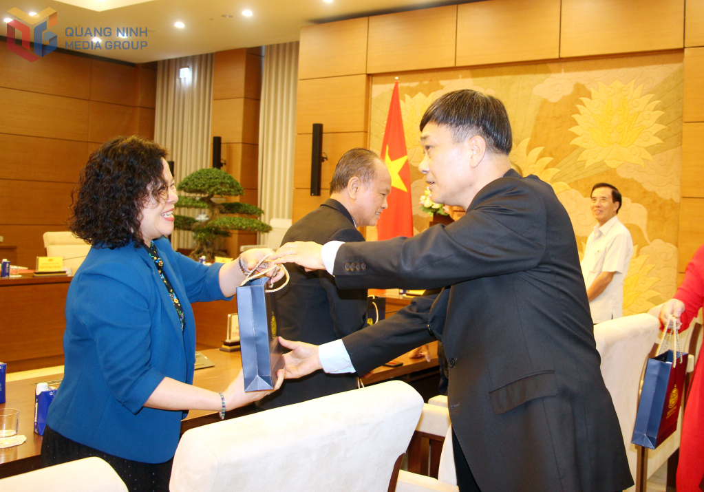Đồng chí Vũ Hồng Thanh, Ủy viên Trung ương Đảng, Phó Chủ tịch Quốc hội, tặng quà cho đồng chí Ngô Thị Minh, ĐBQH tỉnh các khóa XI, XII, XIII, XIV.