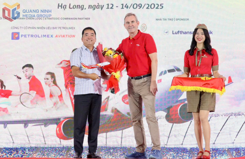 Đại diện Vietjet tặng hoa và quà tri ân ngành văn hoá, thể thao, du lịch Quảng Ninh đã đăng cai tổ chức.