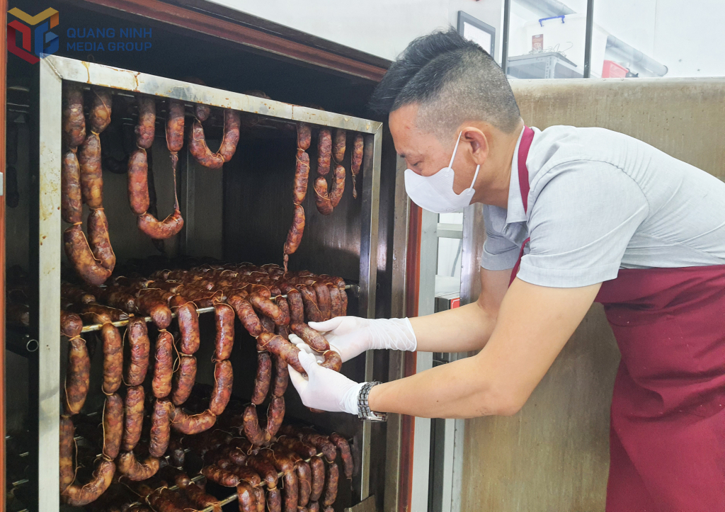 Nhân viên Công ty TNHH phân phối dịch vụ sản phẩm OCOP (phường Vàng Danh) chế biến sản phẩm lạp xưởn bằng nguyên liệu thịt lợn sạch.