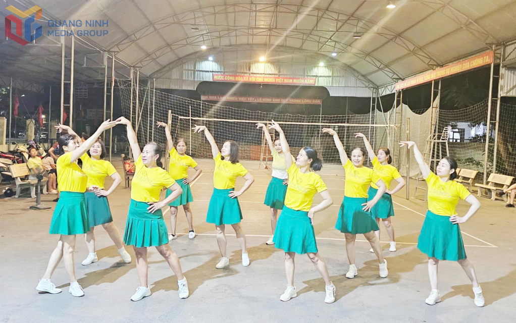Chị Hồ Thị Mình Hoa (ngoài cùng, bên trái) chỉ dạy các chị em các động tác dân vũ.