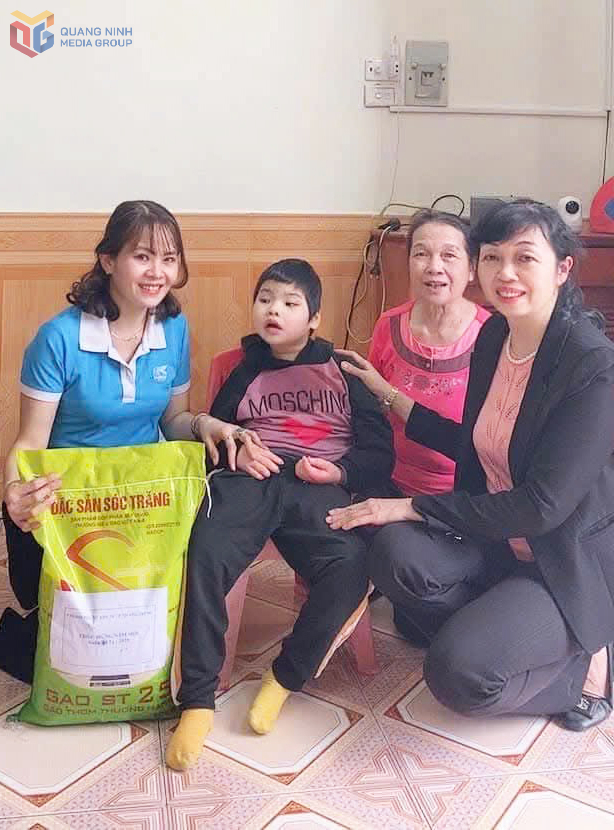 Chị Hồ Thị Minh Hoa (ngoài cùng, bên phải) cùng chị em phụ nữ khu phố 5B Quang Trung tặng quà một trường hợp khó khăn.
