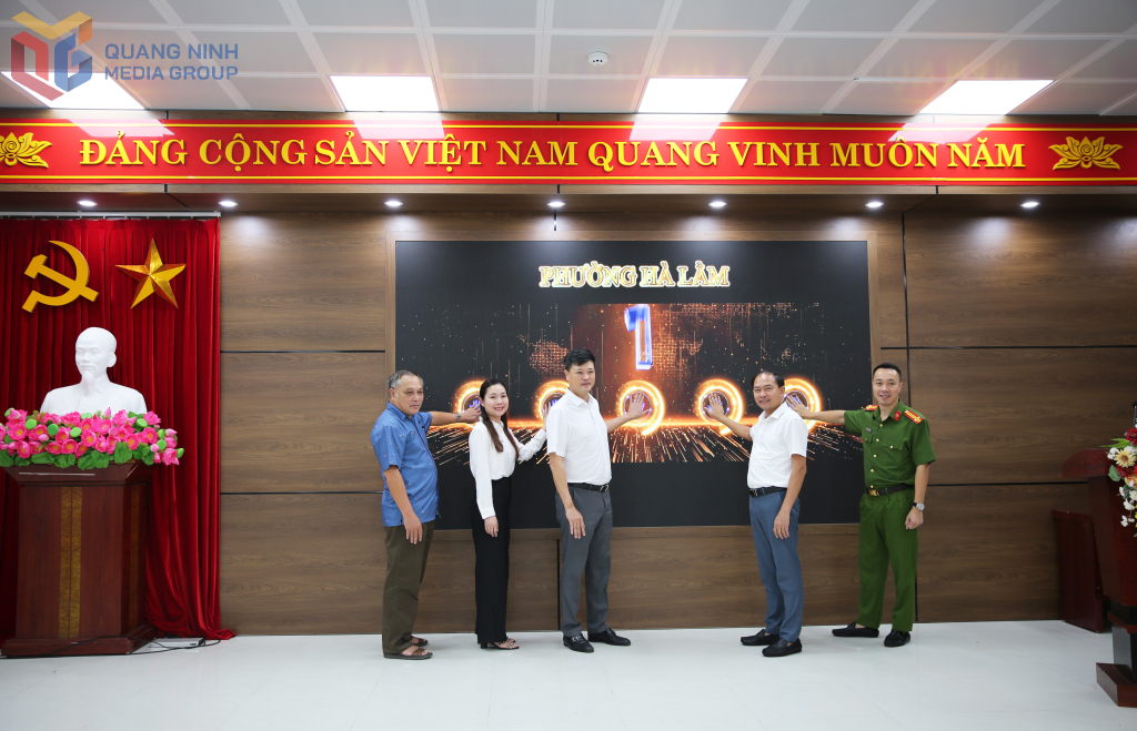 Các đại biểu ấn nút phát động Chiến dịch “30 ngày cài đặt, sử dụng ứng dụng Etax Mobile và làm sạch dữ liệu dân cư trên địa bàn phường”.