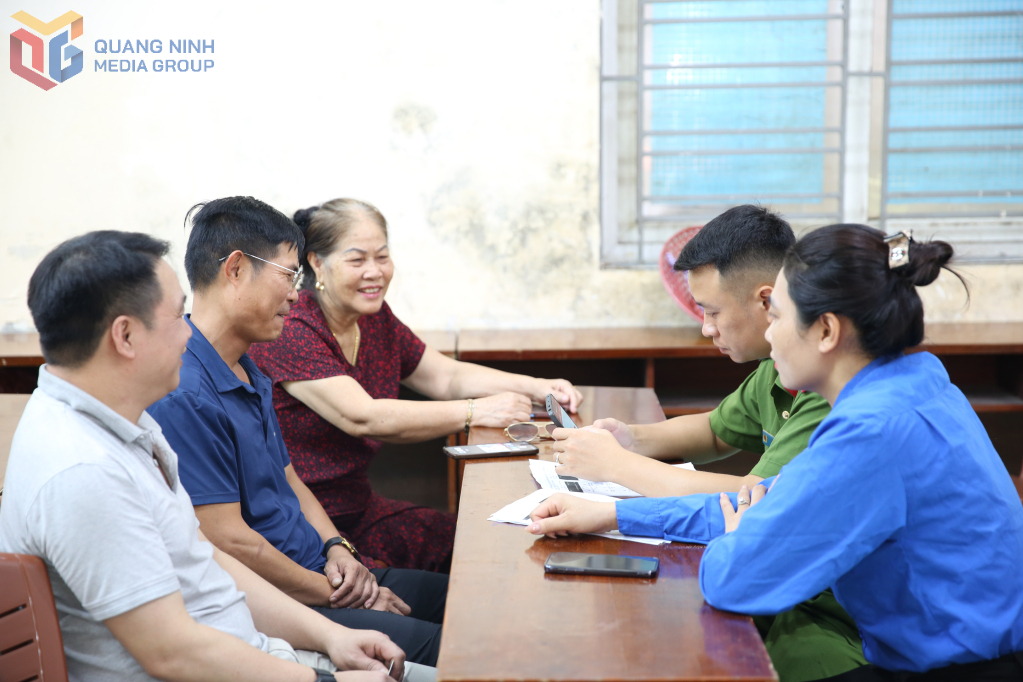 Ngay sau lễ phát động, các khu phố trên địa bàn phường Hà Lầm đã thực hiện triển khai ngay việc cài đặt, hướng dẫn người dân sử dụng 