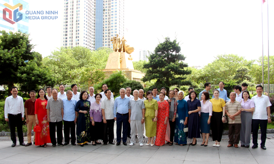 Các đại biểu chụp ảnh lưu niệm tại Trụ sở Tập đoàn Công nghiệp Than - Khoáng sản Việt Nam. 