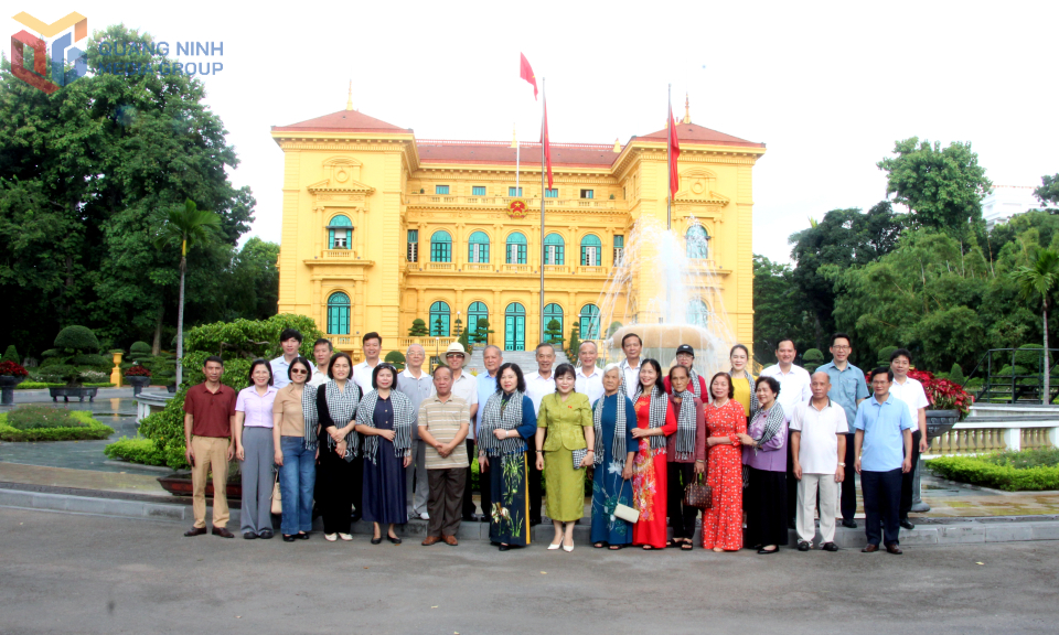 Các đại biểu chụp ảnh lưu niệm tại Phủ Chủ tịch. 