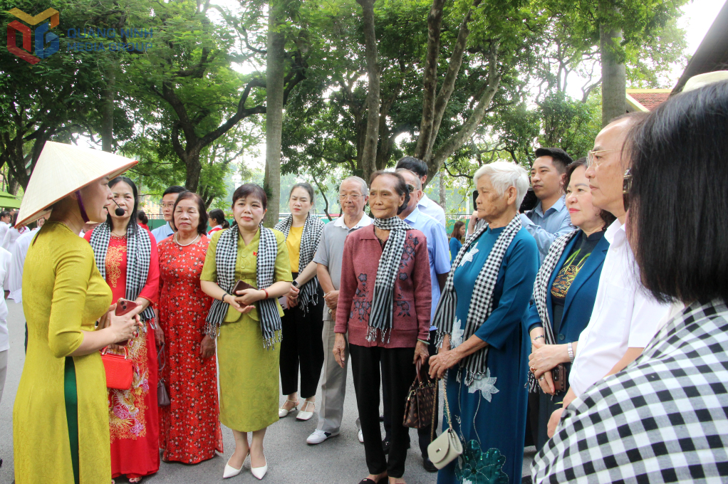 Các đại biểu được hướng dẫn viên giới thiệu về Khu di tích Chủ tịch Hồ Chí Minh.