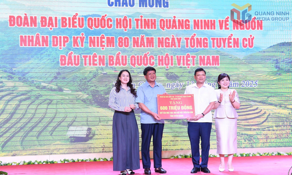 Đoàn ĐBQH tỉnh Quảng Ninh cùng Ủy ban MTTQ tỉnh trao hỗ trợ tỉnh Tuyên Quang 600 triệu đồng xóa nhà tạm, nhà dột nát trên địa bàn tỉnh. 