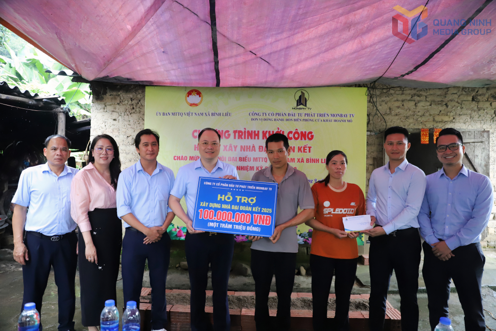 Công ty CP Đầu tư phát triển Monbay TV trao hỗ trợ 100 triệu đồng cho gia đình anh Hoàng Thanh Dường.