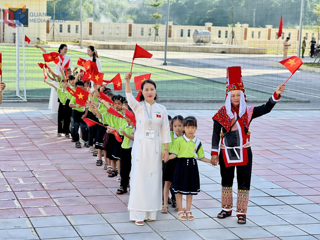 Khai giảng năm học mới tại Trường Tiểu học Tình Húc, xã Bình Liêu (Ảnh: Hằng Ngần)