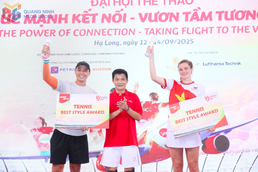 Ban Tổ chức trao giải môn Tennis.