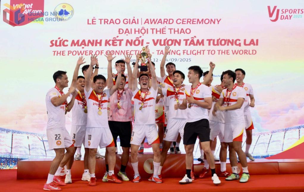 Ban Tổ chức trao giải môn