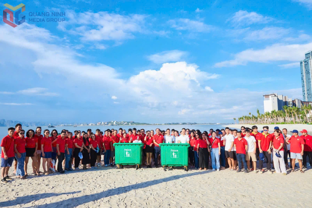 Ra quân thực hiện chương trình “Sải cánh xanh – Biển sạch Hạ Long 2025”.