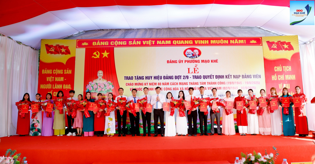Đảng ủy phường Mạo Khê trao Quyết định Kết nạp đảng viên cho các quần chúng ưu tú nhân dịp kỷ niệm 80 năm Cách mạng Tháng Tám thành công và Quốc khánh nước cộng hòa xã hội chủ nghĩa Việt Nam.