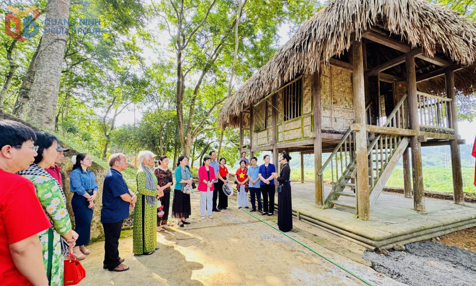 Các đại biểu nghe giới thiệu về Di tích hầm và lán an toàn của Chủ tịch Tôn Đức Thắng, tại Khu di tích Ban Thường trực Quốc hội, tỉnh Tuyên Quang.