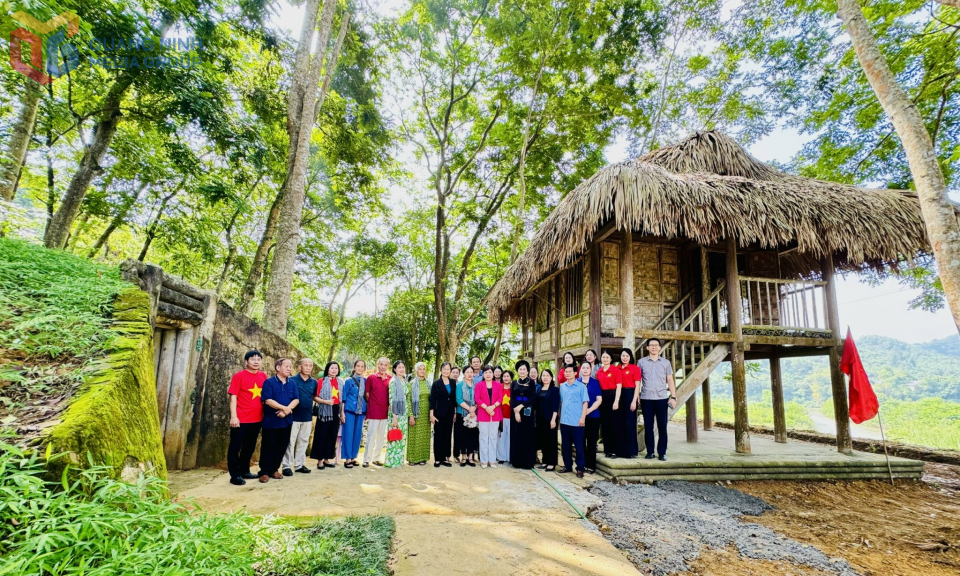 Các đại biểu chụp ảnh lưu niệm tại Di tích hầm và lán an toàn của Chủ tịch Tôn Đức Thắng tại Khu di tích Ban Thường trực Quốc hội, xã Tân Trào, tỉnh Tuyên Quang.
