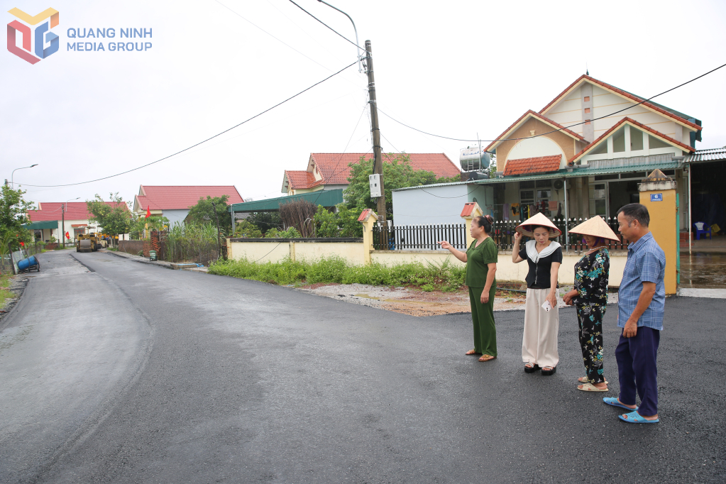 Người dân thôn Đông Thành xã Đông Ngũ hiến gần 2.000m² đất làm đường nội thôn, góp phần mở rộng, bê tông hóa hệ thống giao thông, tạo diện mạo khang trang, thuận lợi cho đi lại và khẳng định sự thần đồng thuận, chung sức xây dựng NTM của người dân và chính quyền.