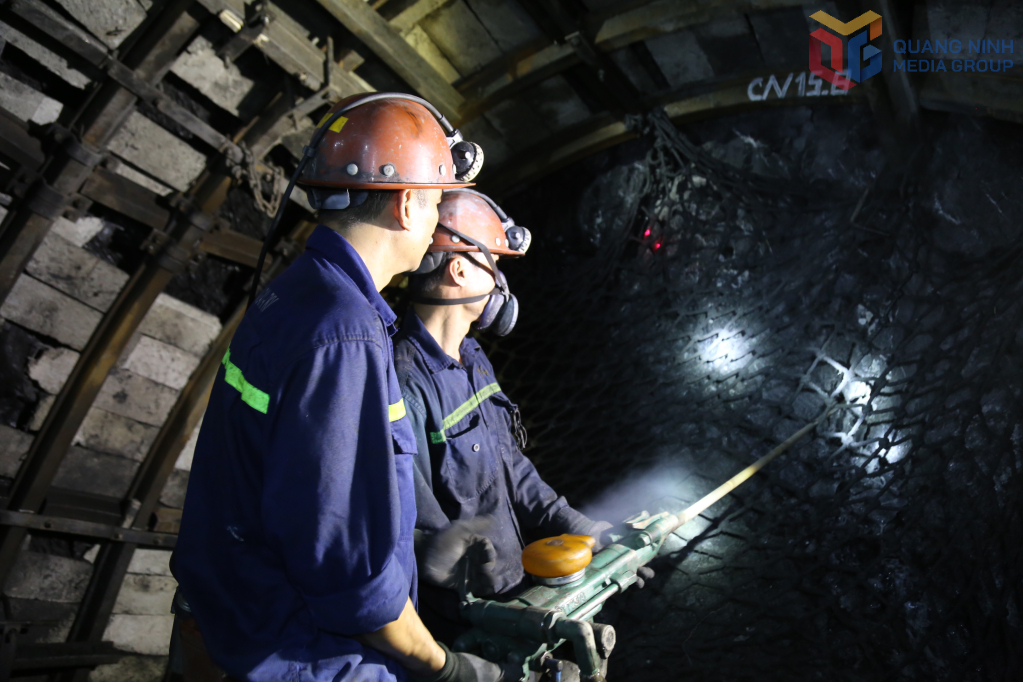 Công nhân Công ty Than Hòn Gai thi công đào lò xây dựng cơ bản tại dự án khai thác hầm lò phần mở rộng mỏ Hà Ráng.