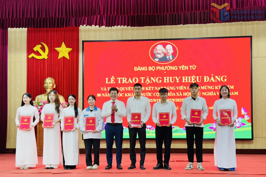 Đồng chí Bùi Hoàng Giang, Bí thư Đảng ủy phường Yên Tử trao Quyết định kết nạp Đảng cho các quần chúng ưu tú.