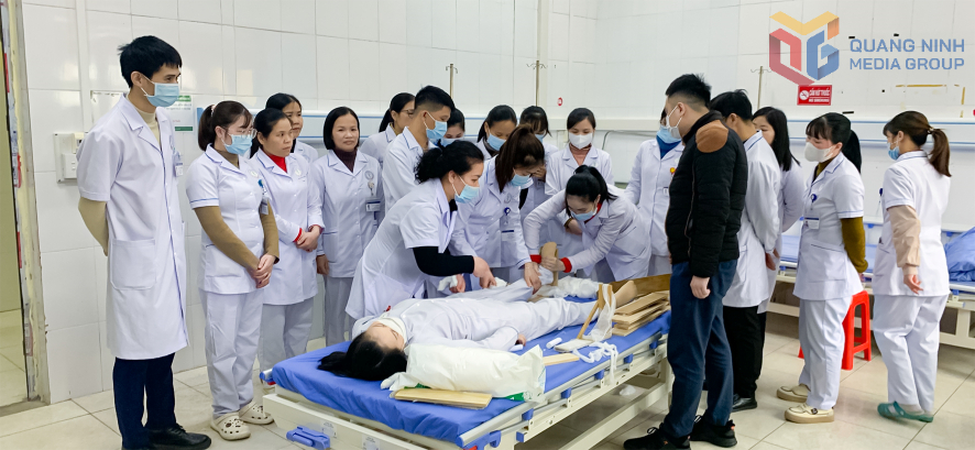 Trung tâm Y tế Bình Liêu phối hợp với BVĐK Bãi Cháy tổ chức tập huấn chuyên môn nâng cao năng lực cấp cứu ngoại viện cho các cán bộ Y tế (Ảnh: Hoàng Gái-CTV)